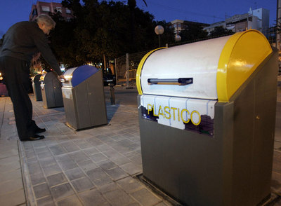 Nuevos contenedores subterráneos instalados por el Ayuntamiento de Alicante en la plaza de Benalúa.
