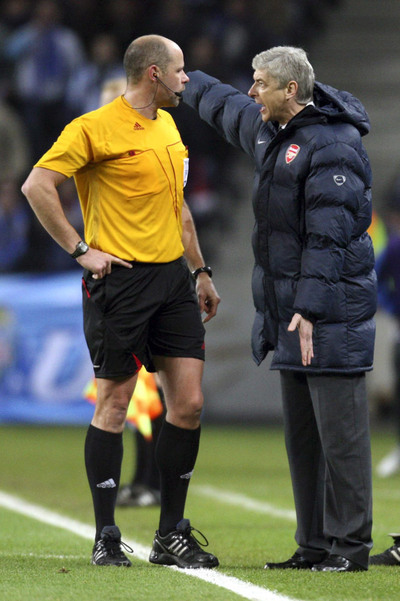 Wenger protesta ante el árbitro por el segundo gol de Oporto.