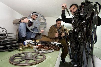 De izquierda a derecha, Julio Prieto, Miguel Agnes y Popy Blasco, tres de los cuatro amigos que organizan el festival Cineshock.rnLos tres  promotores posan en las escaleras de los cines Luna.