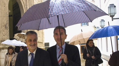 José Antonio Griñán y el secretario de comunicación del PSOE, Miguel Ángel Vázquez, ayer en un patio del Parlamento.