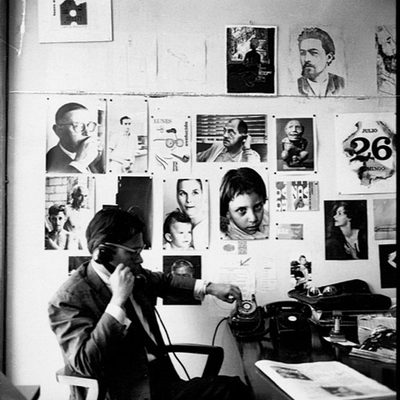 Guillermo Cabrera Infante en la redacción de  Lunes de Revolución,  en La Habana, en 1961.