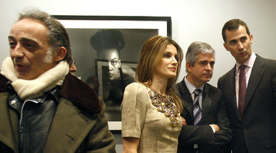 El director de EL PAÍS, Javier Moreno, y la princesa Letizia escuchan los comentarios de don Felipe sobre las fotografías de Alberto García-Alix