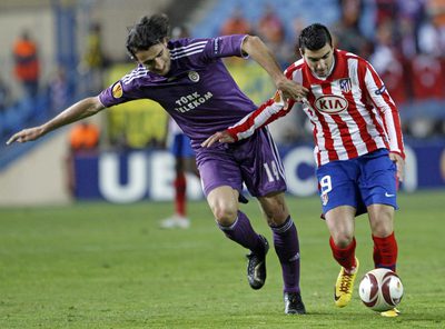 Reyes conduce el balón perseguido por Mehmet Topa.