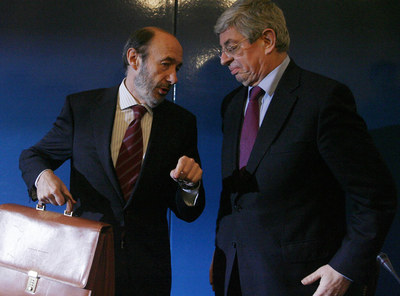 Los ministros del Interior español, Alfredo Pérez Rubalcaba, y portugués, Rui Pereira, ayer en Lisboa.