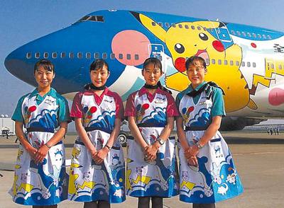  Un avión de All Nippon Airways pintado con un enorme Pikachu, el personaje de  Pokémon.  rnrn Las mascotas en Japón ejercen de tales con disciplina. Aquí, una peluquería canina de Tokio.  rnb>En la  web   I can has cheezburger  añaden frases absurdas a fotos de gatitos. 