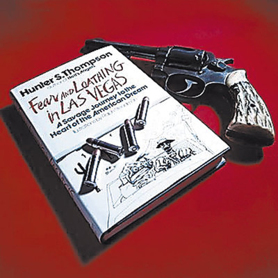   Miedo y asco en Las Vegas  su obra más emblemática con su  hobby  favorito: las armas. 