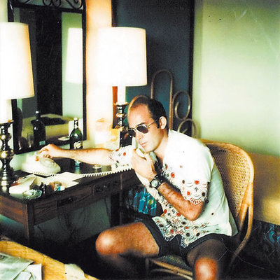  Hunter S. Thompson con su amigo Johnnie Walker. 