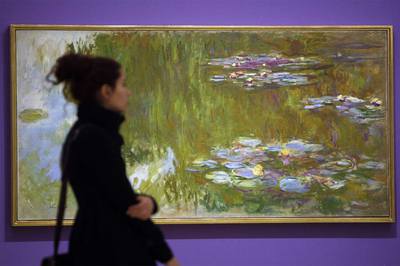 Una visitante de la exposición, ante la obra  El estanque de nenúfares,  pintada por Monet entre 1917 y 1919.