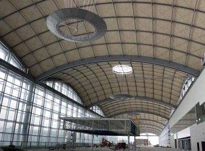 Una imagen, ayer, del interior de la nueva terminal de L'Altet, con la panorámica de las cúpulas que rematan el recinto.