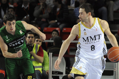 Jaric, a la derecha, conduce el balón ante Pere Tomàs.