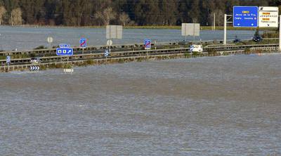 La autovía A-381, a su paso por el barrio jerezano de Las Pachechas, cercada por las aguas desbordadas del río Guadalete.