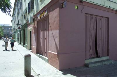 Una calle del barrio sevillano de Los Pajaritos, donde vivían las niñas agredidas.