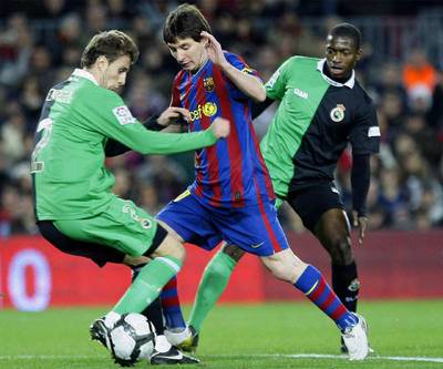 Messi entre dos jugadores del Racing.