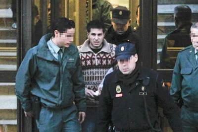 Agentes de la Guardia Civil y del Cuerpo Nacional de Policía acompañan a Rafael Fernández García,  El Rafita,  a su salida de los juzgados de plaza de Castilla.