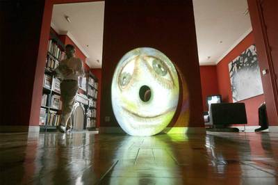 El coleccionista Emilio Pi camina por una sala de su vivienda junto a  Sacc  (2004), obra del artista estadounidense Tony Oursler.