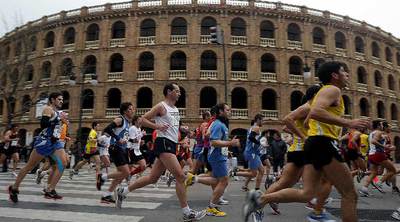 Los participantes en el Maratón Popular de Valencia a su paso por la plaza de toros.
