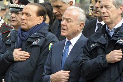 Berlusconi, con los viceministros Gianni Letta y Guido Bertolaso, en L'Aquila tras el seísmo de 2009.