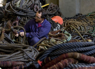 El laberinto de redes comenzó a montarse ayer (en la imagen), pero otro laberinto, el burocrático, mantiene en el aire el futuro del arte tradicional de las almadrabas gaditanas.