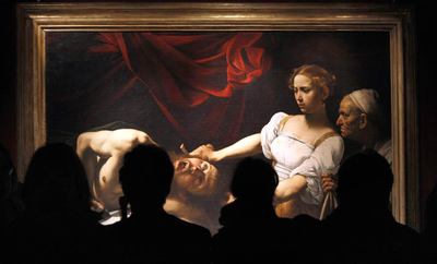  Varios asistentes a la exposición contemplan la obra   Judith decapitando a Holofernes,   presente en la muestra en el Quirinal romano.