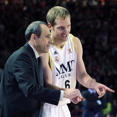 Messina da instrucciones a Hansen durante la final de la Copa.
