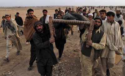 Un grupo de afganos transporta el cuerpo de uno de los 15 muertos en un atentado suicida en la provincia de Nangarhar.