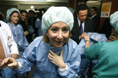 La presidenta regional, Esperanza Aguirre, durante la visita al servicio de Neurocirugía del hospital de La Princesa.