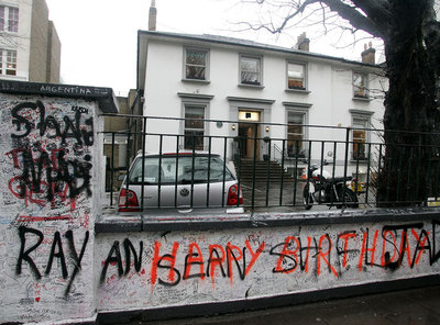  Graffiti  en la verja de los estudios Abbey Road, en Londres.