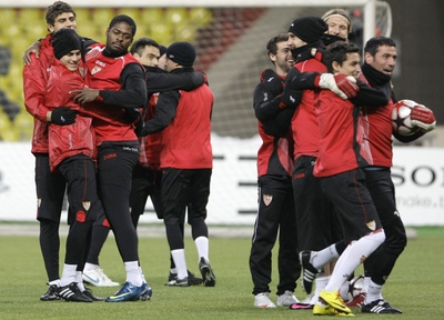 Jugadores del Sevilla ayer, en el entrenamiento en Moscú. A la derecha, el portero Palop abraza a Navas.