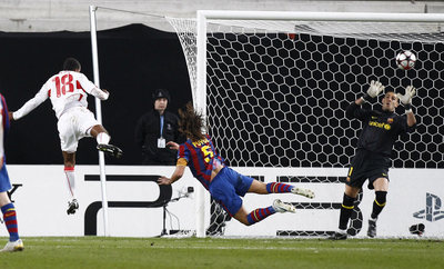 Cacau gana a Puyol y cabecea el balón fuera del alcance de Valdés para logrra el tanto del Stuttgart