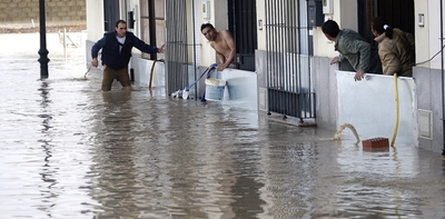 Los vecinos de la urbanizcación Virgen de Setefilla en Lora del Río (Sevilla) tapiaron ayer la entrada de sus casas para evitar que entrase el agua.