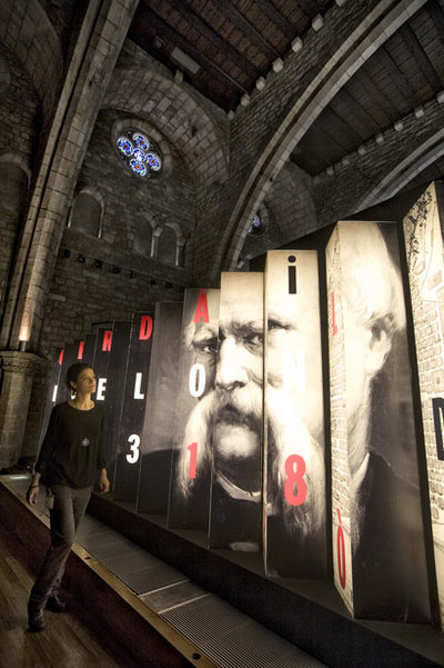 El  biombo  que en la entrada del Saló del Tinell, a manera de trampantojo, juega con el protagonismo de Cerdà y la ciudad. 