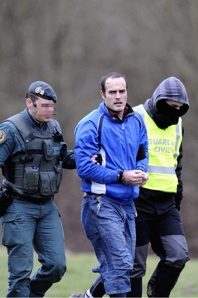 Ibai Beobide, ayer, escoltado por dos guardias civiles.