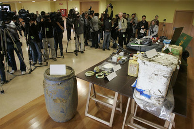 La Guardia Civil muestra el material incautado a ETA