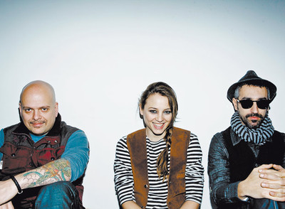  De izquierda a derecha, Oscar Ybarra con  total look  de G-Star, Watling con camisa y chaleco de Magpie, y Alejandro Pelayo con  total look  de G-Star y bufanda de Zadig & Voltaire.rnMaquillaje y peluquería: María García para Dior y Sebastian. Asistente de fotografía: Lorena Quintana. 