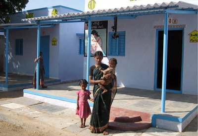 Vivienda construida en Anantapur, India, por la Fundación Vicente Ferrer con financiación de empresas.