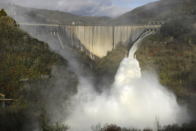 En la imagen, el embalse del Miño en Belesar (Lugo), con las compuertas abiertas tras superar el 90% de su capacidad por el temporal.