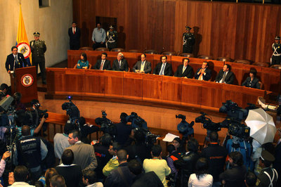 El presidente del Constitucional, Mauricio González (izquierda), comparece ante los medios de comunicación para anunciar el fallo del tribunal.