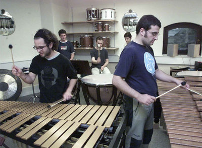 Alumnos de Musikene participan en una clase de percusión.