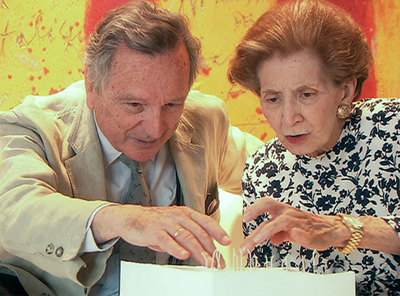 Rafael Moneo y María Josefa Huarte, ante  L'espirit catalá , de Tàpies.