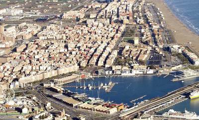 Una vista aérea de los poblados marítimos de Valencia, con la dársena interior del puerto en primer término.