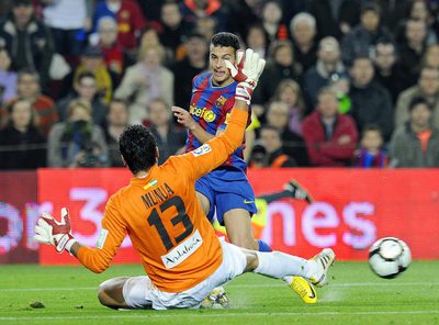 Pedro remata ante Munúa.