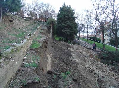 Parte de la muralla de Felipe IV caída en la zona de Las Vistillas.