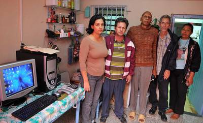 Fariñas (centro) posa con otros opositores al régimen cubano el viernes en su casa en Santa Clara.