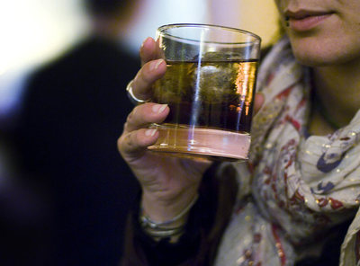 Muchas de las  drogas de violación  son incoloras e inodoras. Su sabor, si lo tienen, se disimula con el alcohol.