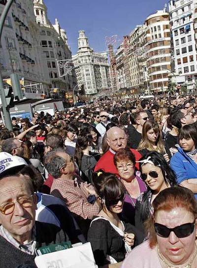 Asistentes a la  mascletà  de ayer en la plaza del Ayuntamiento de Valencia.