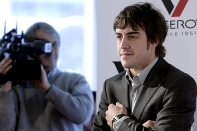 Fernando Alonso llevaba ayer dos joyas: su alianza, de la que no se ha desprendido pese a los rumores de crisis con su mujer, la cantante Raquel del Rosario, y un reloj de la marca de la que es imagen. El piloto estuvo en Madrid para cumplir con un compromiso publicitario. 
