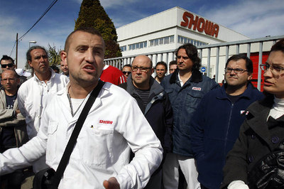 Marcos García, delegado sindical, junto a trabajadores de Showa, ayer ante la factoría.