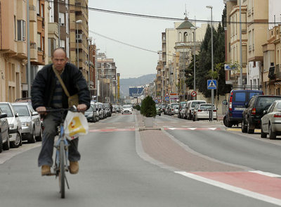 Un ciclista recorre la nueva avenida de Castelló de Nules, ayer.