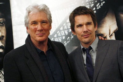 Los actores Richard Gere y Ethan Hawke asistieron al estreno en Nueva York de Brooklyn's Finest, su última película. Se trata de un violento drama policial, dirigido por Antoine Fuqua, en el que Gere encarna a un policía que está a una semana de jubilarse y tiene su vida personal destrozada.