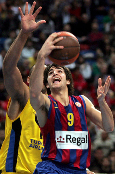 Ricky Rubio entra a canasta acosado por Arigbau.